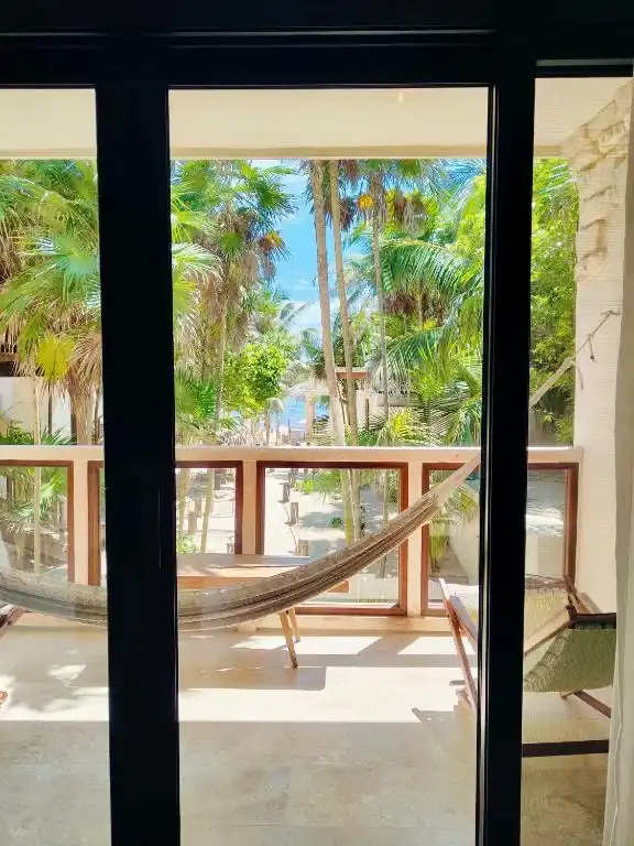 La hamaca del balcón, vista desde dentro del cuarto.