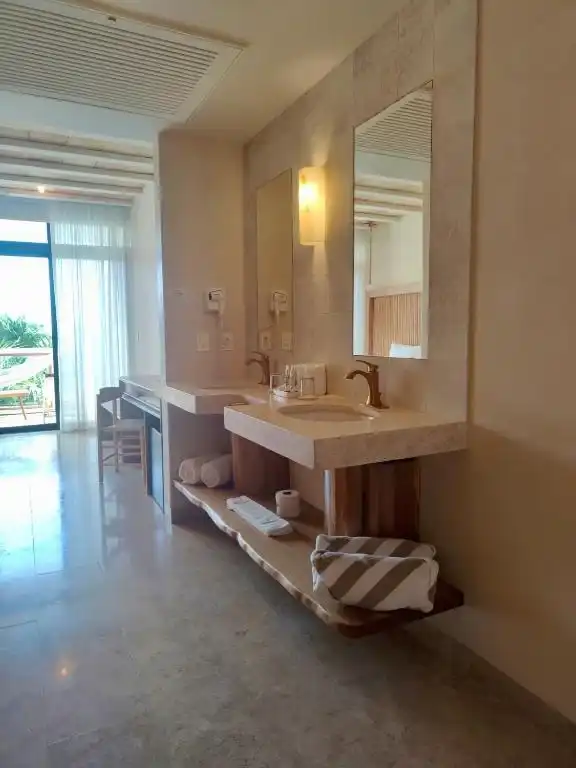 Lavabo de piedra ante el ventanal.