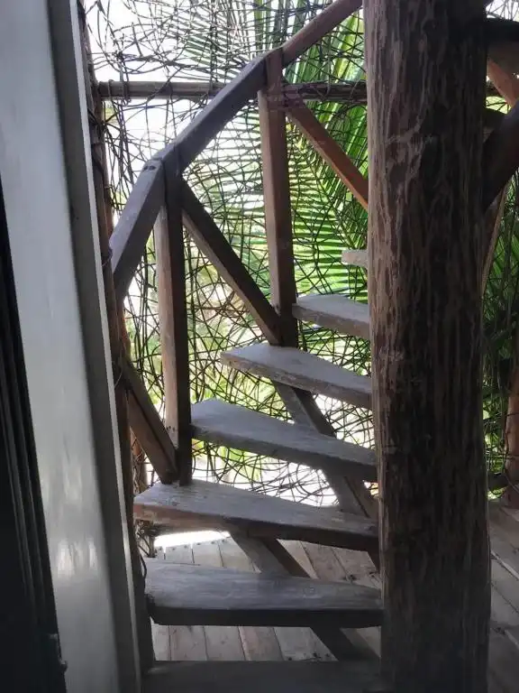 Escalera de caracol de madera, vista desde arriba.