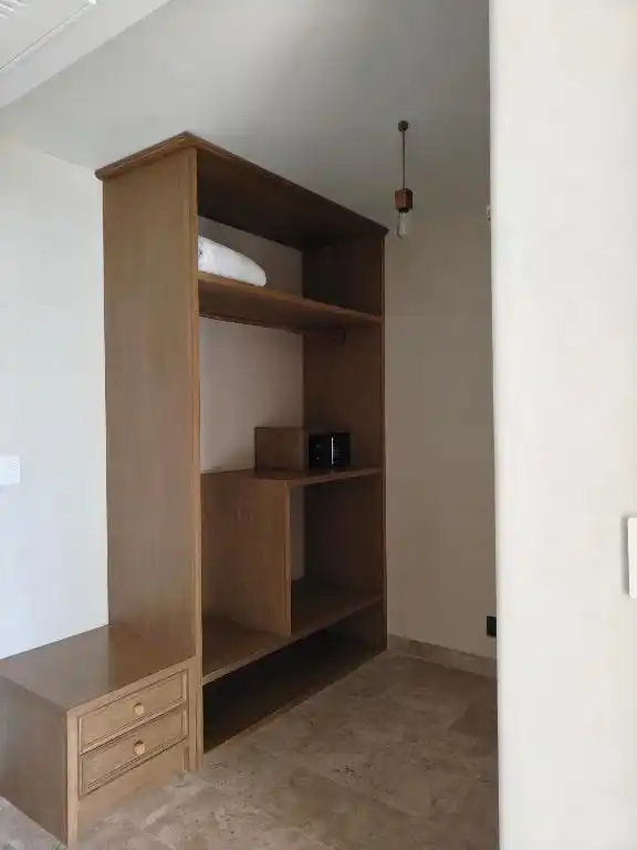 Clóset abierto de madera, vacío.