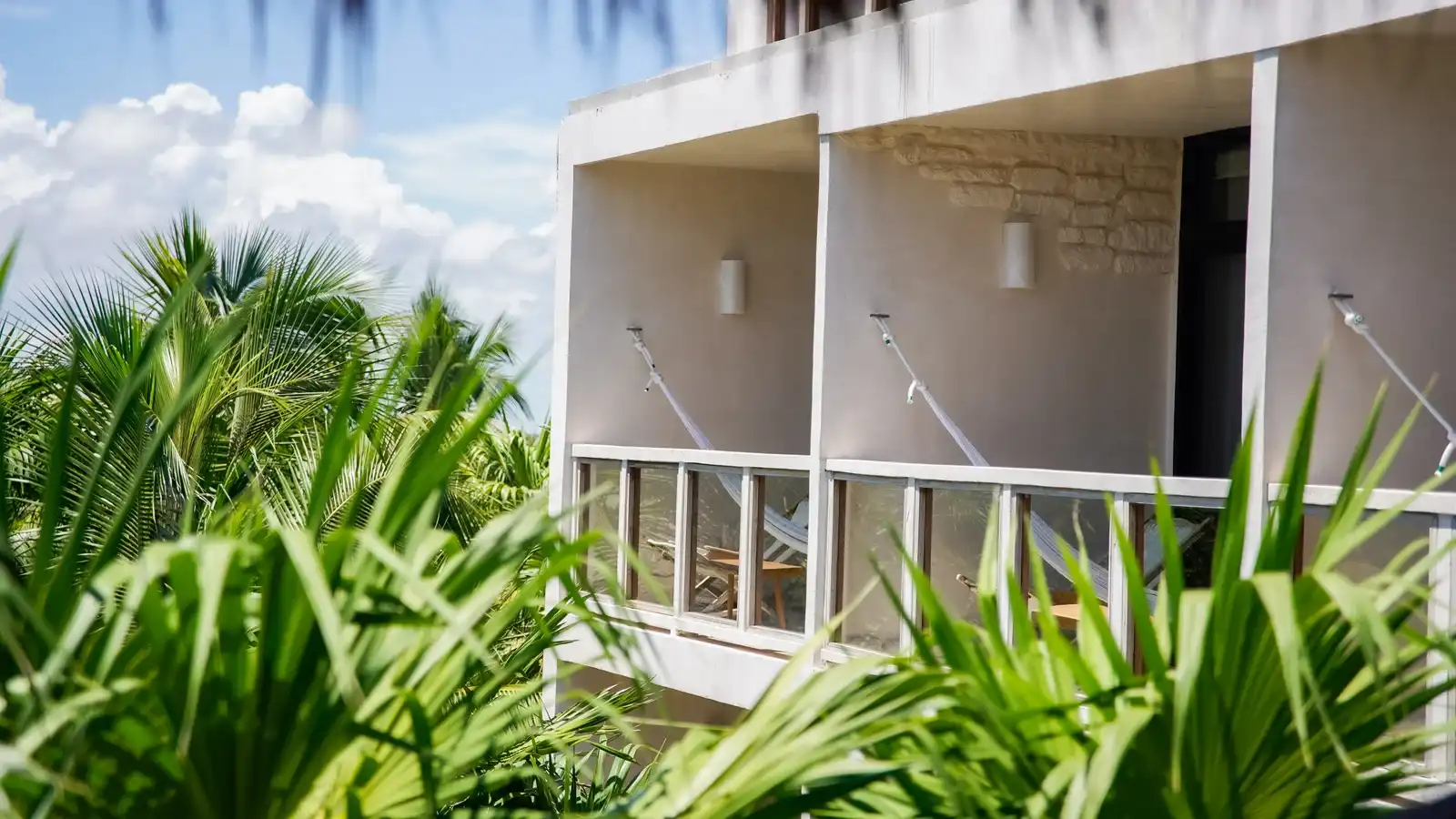 Las terrazas de las habitaciones con sus hamacas, vistas entre la vegetación.
